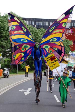 Bonn stilt-walker