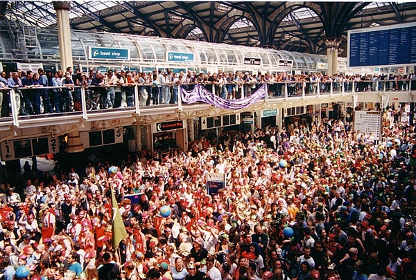 J18 crowd meets at Liverpool Street station