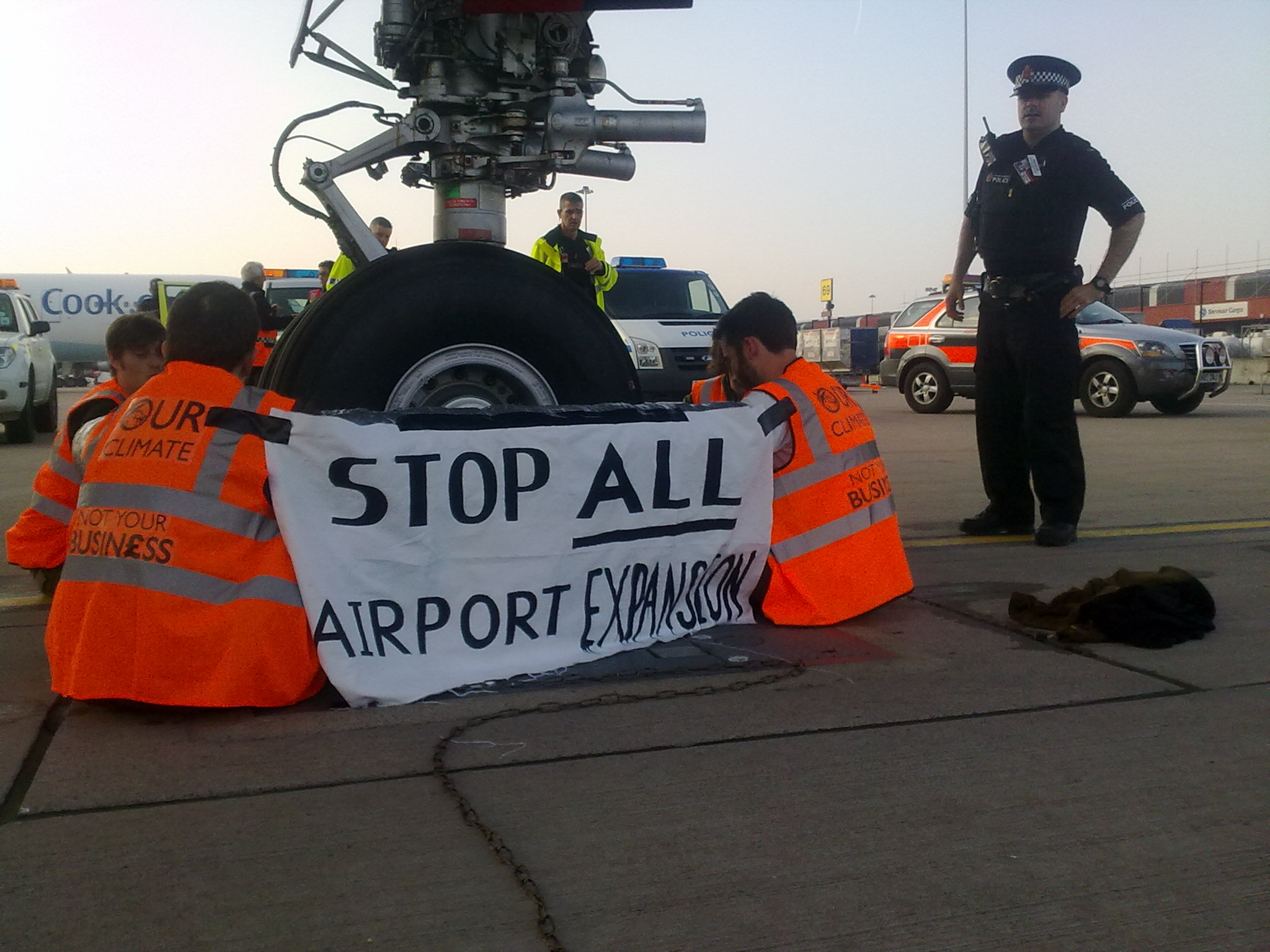 Manchester aiport lock-on