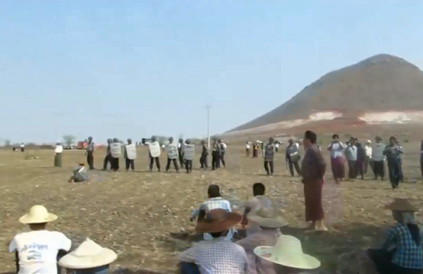 Security forces move in to stop protesters plowing fields near the copper mine at Letpadaung Mountain in northern Burma's Sagaing division on April 25, 2013.